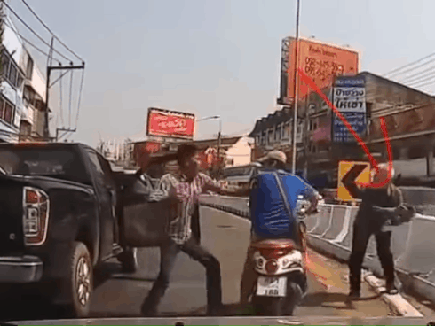 Quay thanh niên 'hổ báo' đập kính ô tô, cụ già bị mắng có hành động hung hãn khiến tất cả bất ngờ