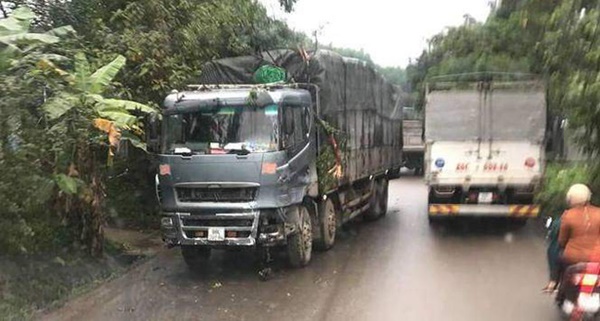 Xe tải điên” tông trúng Innova chở 8 người, cháu bé Hàn Quốc tử vong-3