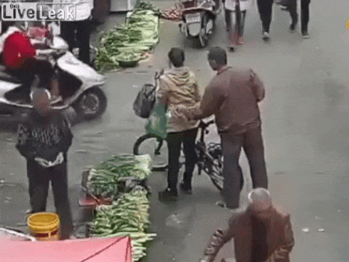 Dùng đũa trộm điện thoại trên phố ở Trung Quốc