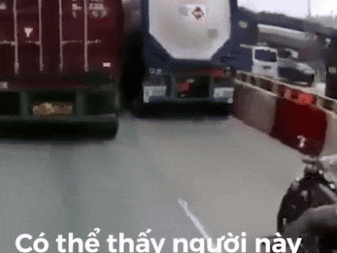 Liều mình chen vào hai xe tải, xe máy bị kẹp thảm khốc