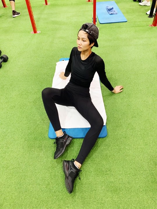 HHen Niê trấn an fan khi lộ thân hình khẳng khiu, thần thái tái mét-1