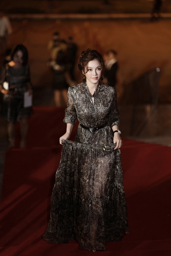 Diện đầm xuyên thấu, Hồ Ngọc Hà gây thổn thức - Hương Giang chơi chiêu đánh đâu thắng đấy với cách pose dáng quen thuộc-11