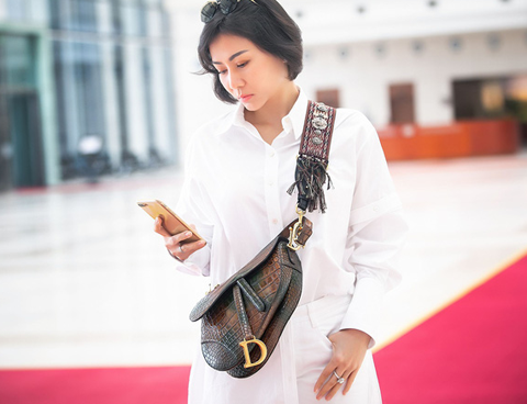 Mai Phương Thúy có đối thủ: Vừa đẹp vừa giàu, chi 32 triệu đồng mua hộp đựng son-10