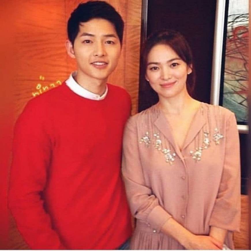 Dân mạng thở phào nhẹ nhõm khi Song Joong Ki đăng ảnh ngọt ngào chụp cùng Song Hye Kyo đập tan tin đồn ly hôn-1