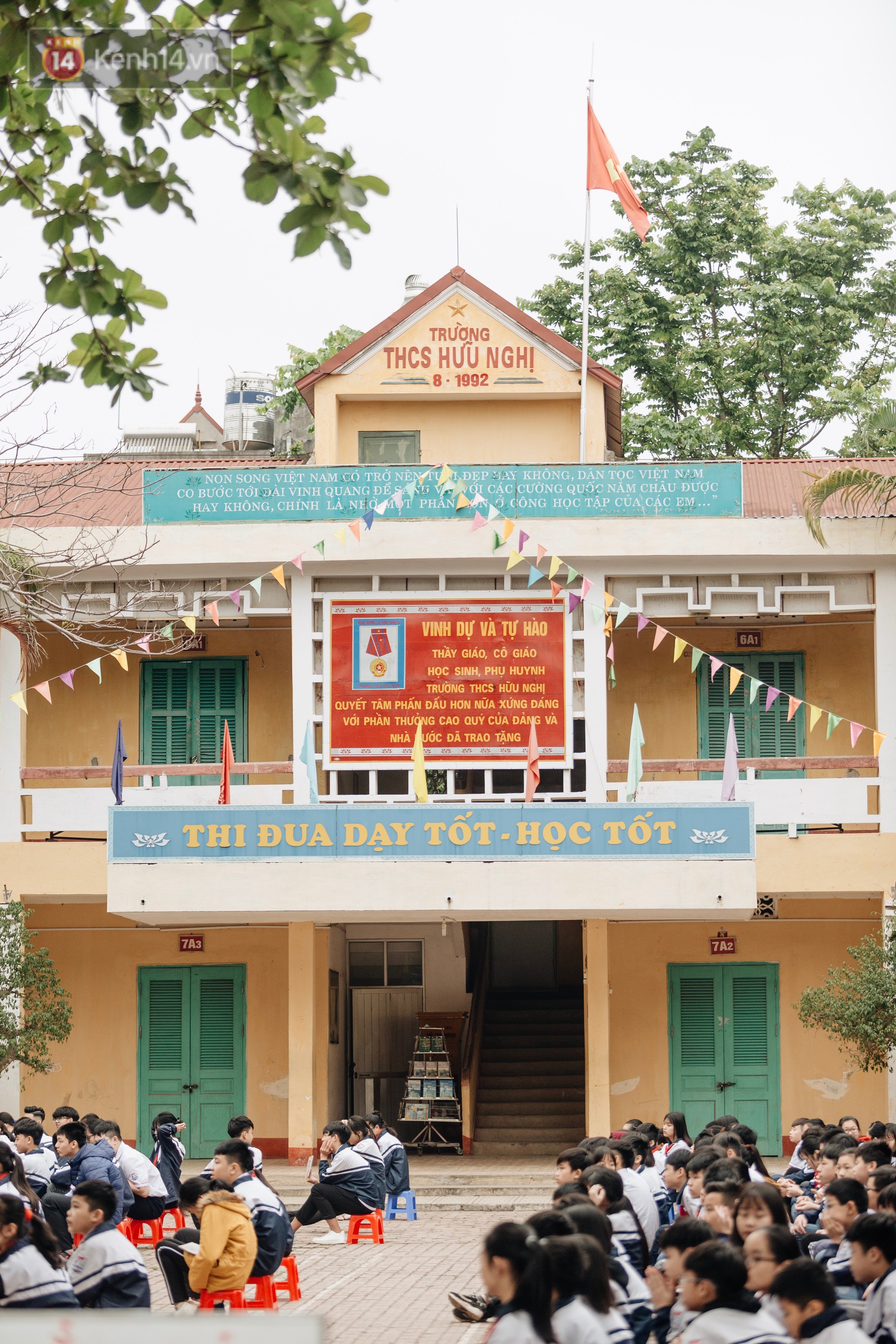 Buổi chào cờ lặng lẽ và phút mặc niệm ở mái trường nơi 8 em học sinh đuối nước thương tâm-3