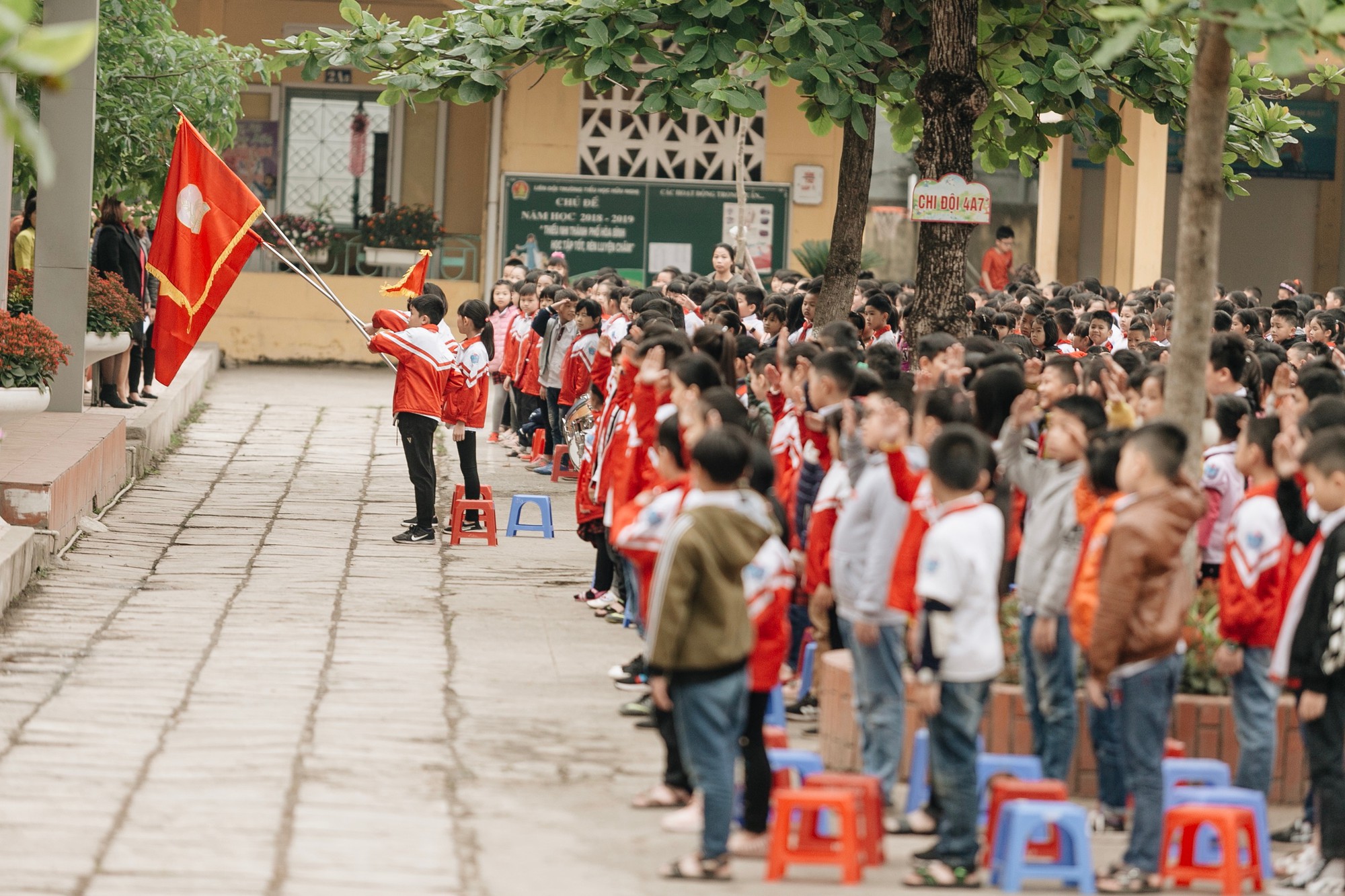 Buổi chào cờ lặng lẽ và phút mặc niệm ở mái trường nơi 8 em học sinh đuối nước thương tâm-5