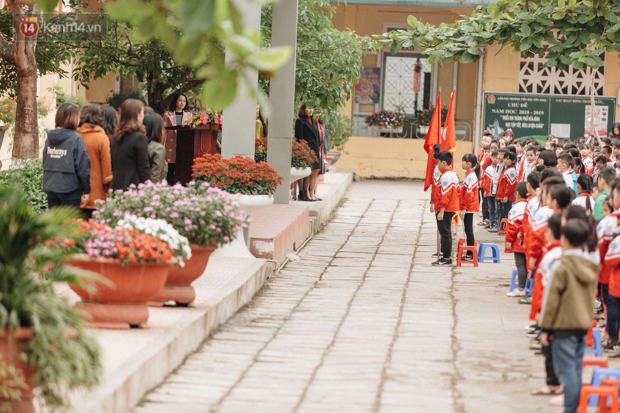 Buổi chào cờ lặng lẽ và phút mặc niệm ở mái trường nơi 8 em học sinh đuối nước thương tâm-6