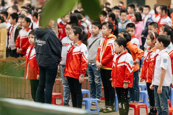 Buổi chào cờ lặng lẽ và phút mặc niệm ở mái trường nơi 8 em học sinh đuối nước thương tâm-8