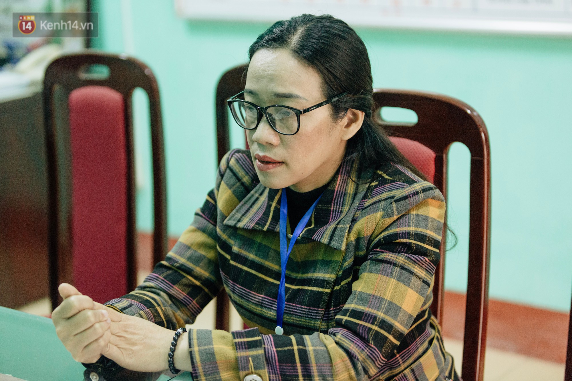 Buổi chào cờ lặng lẽ và phút mặc niệm ở mái trường nơi 8 em học sinh đuối nước thương tâm-10