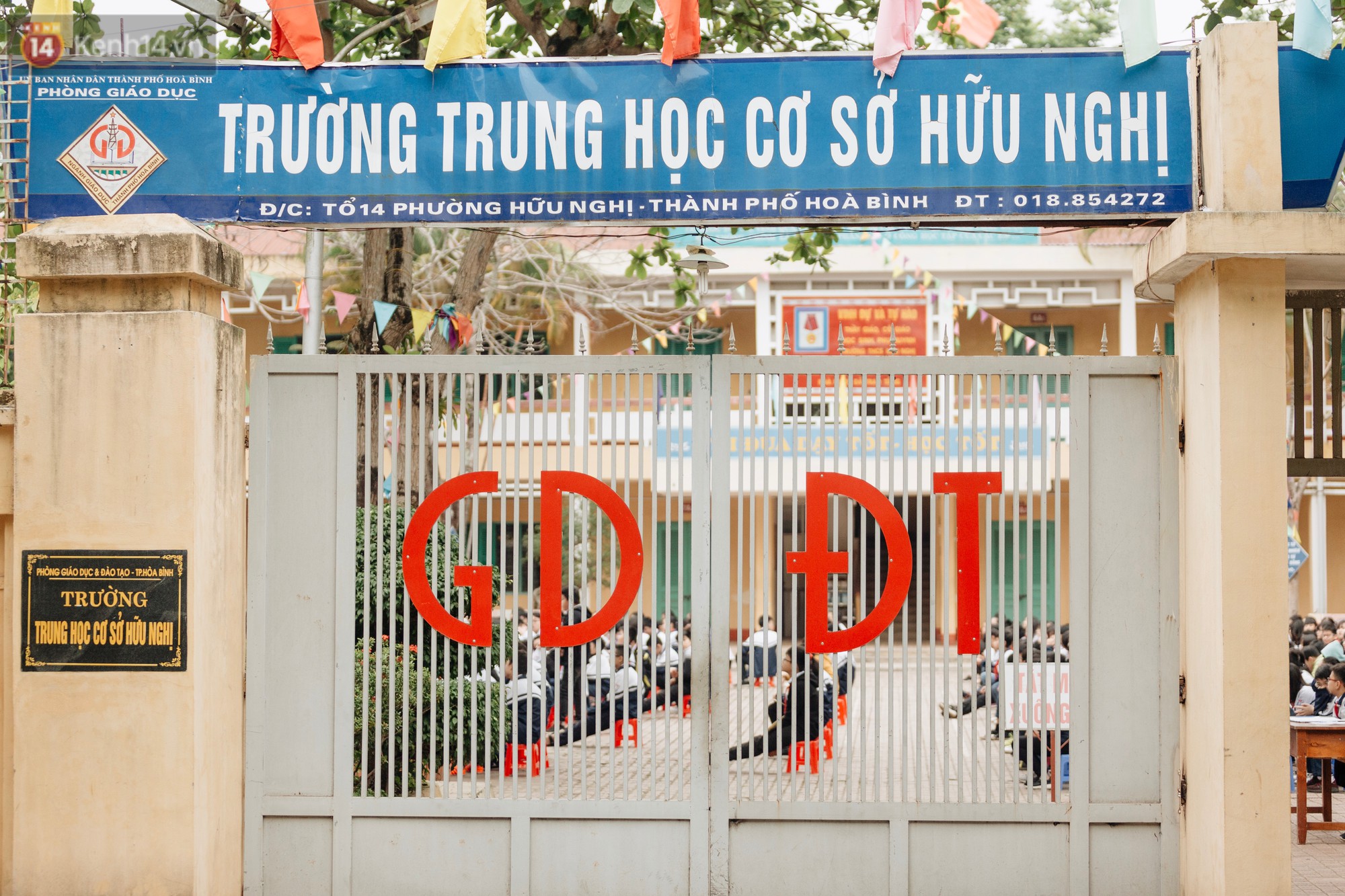 Buổi chào cờ lặng lẽ và phút mặc niệm ở mái trường nơi 8 em học sinh đuối nước thương tâm-11