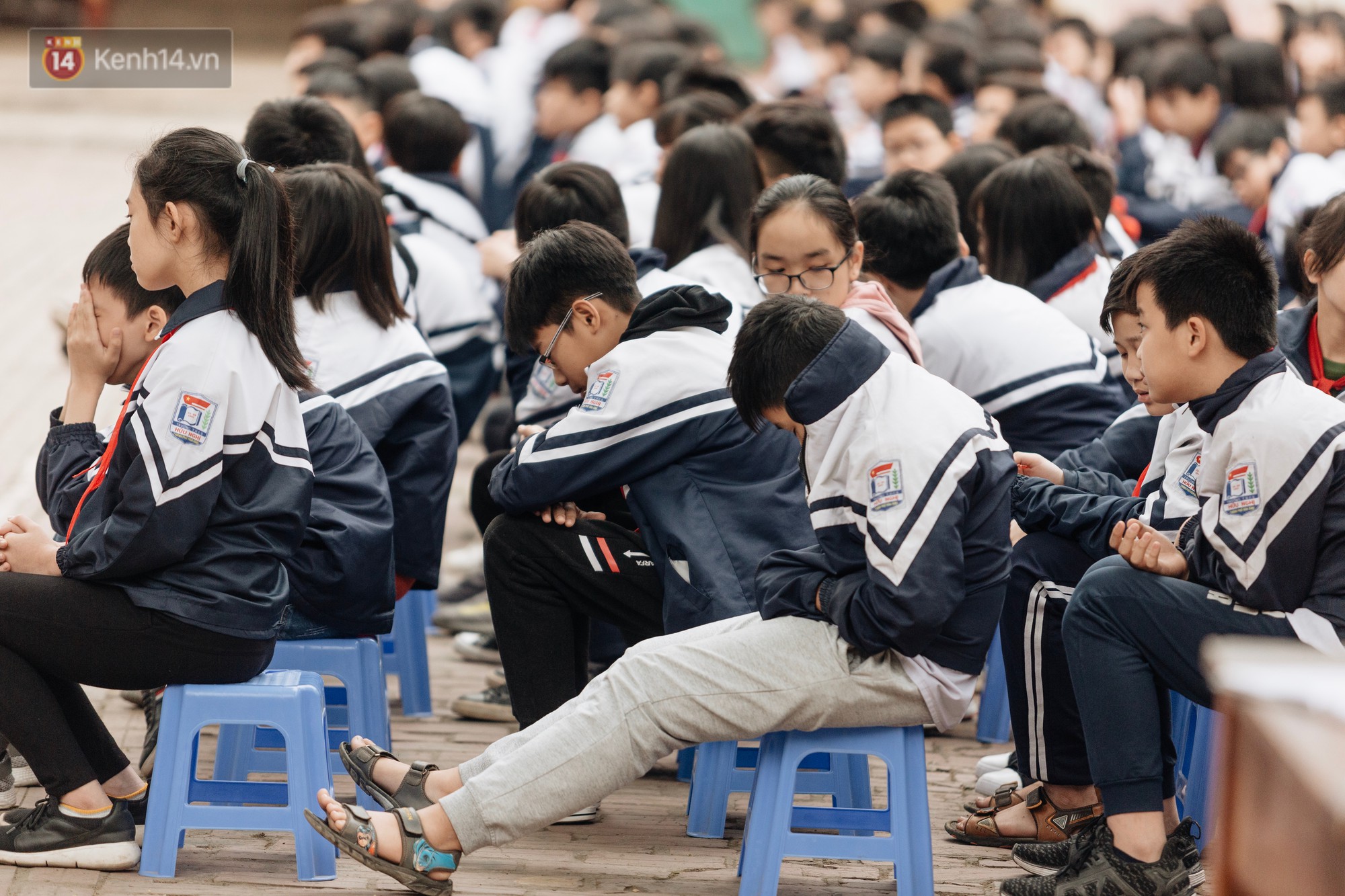 Buổi chào cờ lặng lẽ và phút mặc niệm ở mái trường nơi 8 em học sinh đuối nước thương tâm-13