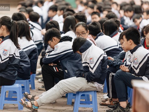 Buổi chào cờ lặng lẽ và phút mặc niệm ở mái trường nơi 8 em học sinh đuối nước thương tâm