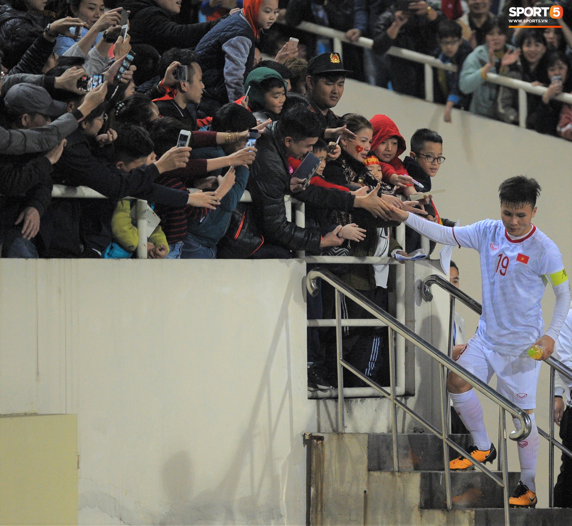 Quang Hải rớm nước mắt, tìm mẹ chia sẻ niềm vui sau chiến thắng Indonesia-5