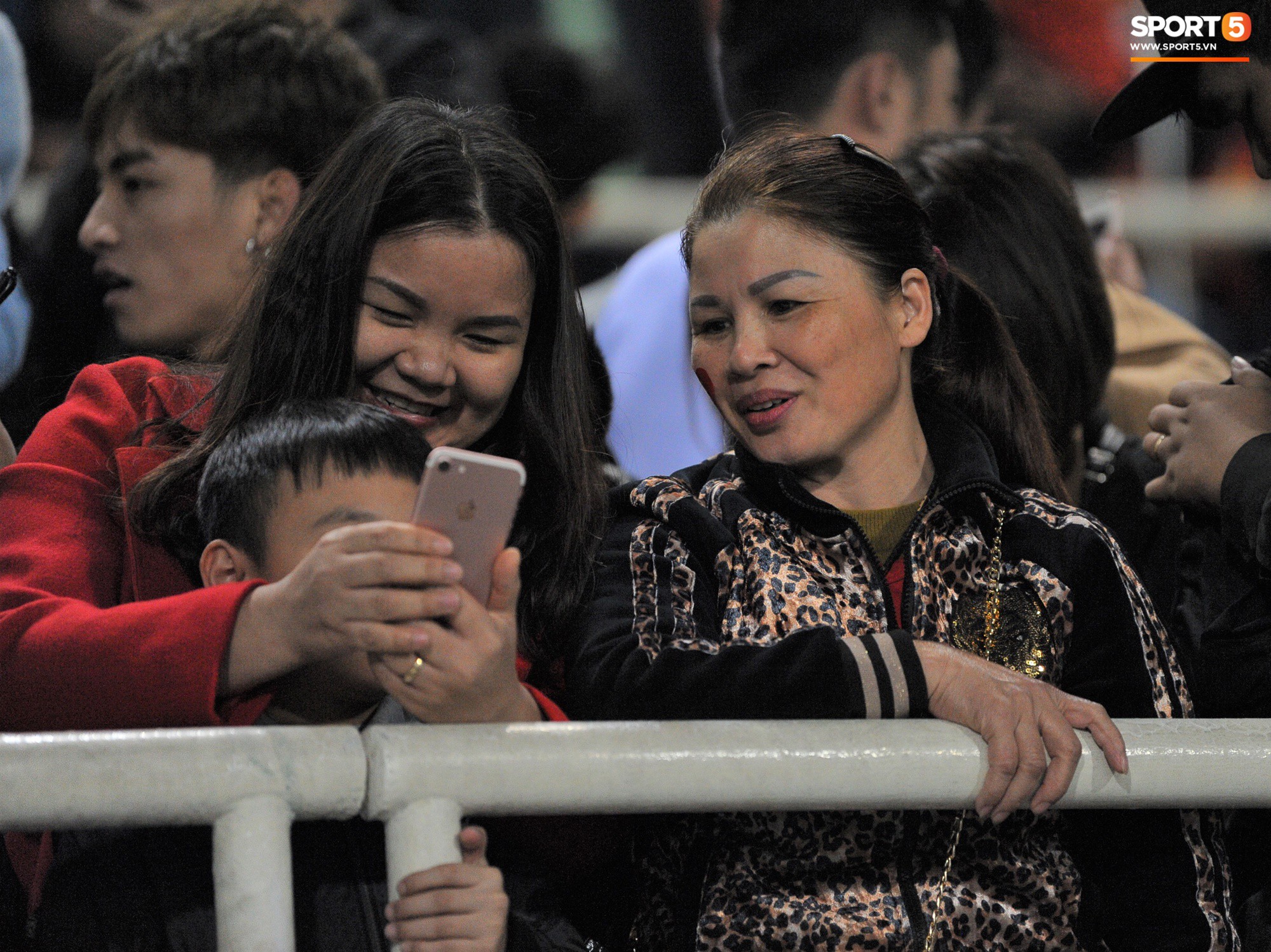 Quang Hải rớm nước mắt, tìm mẹ chia sẻ niềm vui sau chiến thắng Indonesia-7