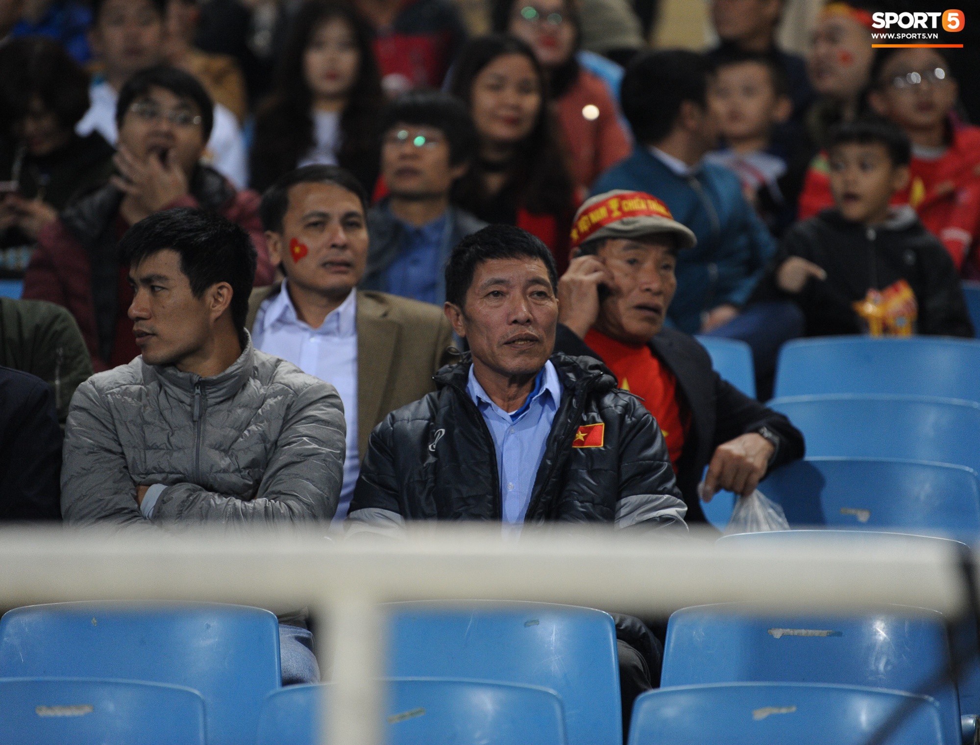 Quang Hải rớm nước mắt, tìm mẹ chia sẻ niềm vui sau chiến thắng Indonesia-8