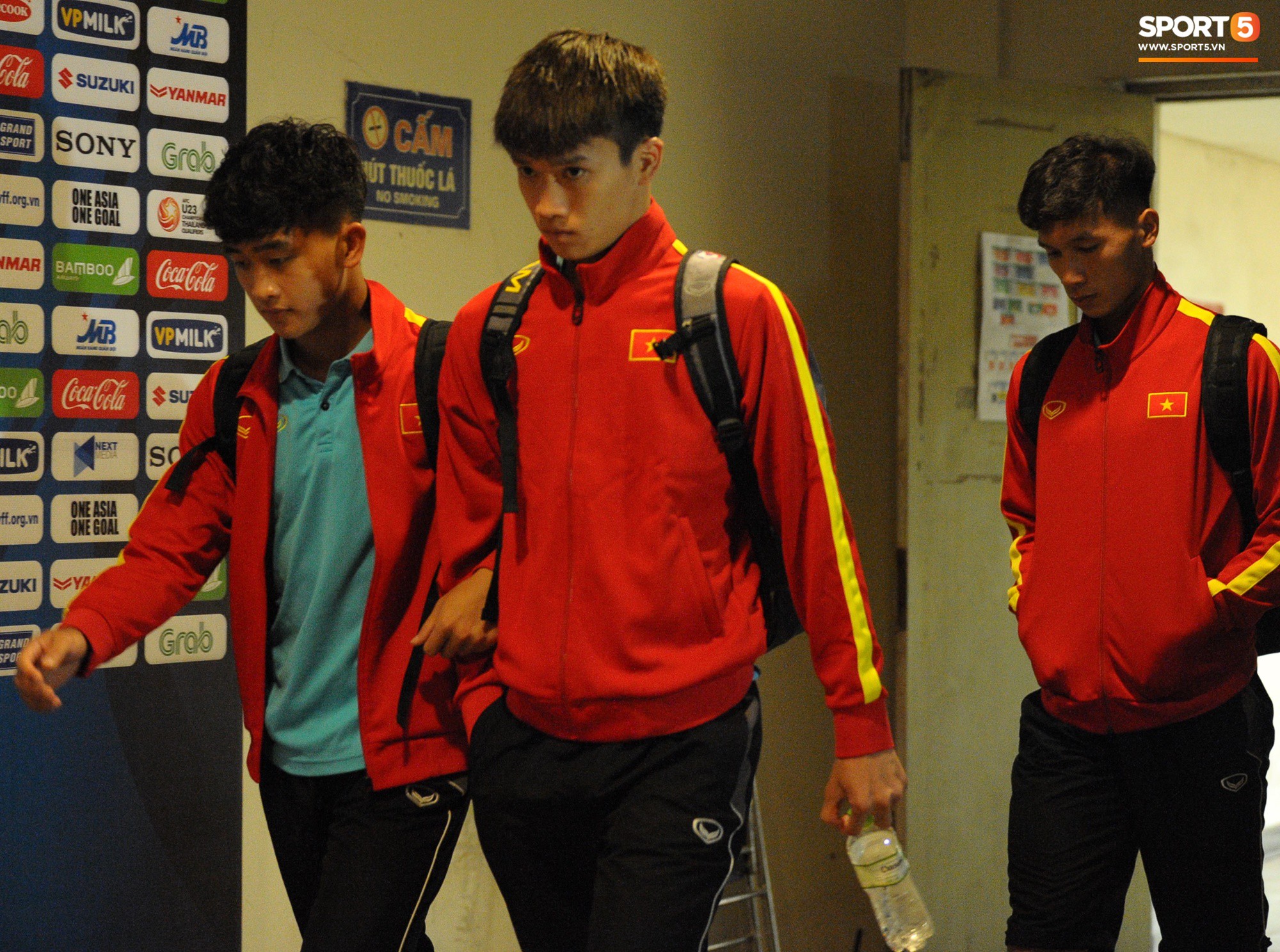 Quang Hải rớm nước mắt, tìm mẹ chia sẻ niềm vui sau chiến thắng Indonesia-9