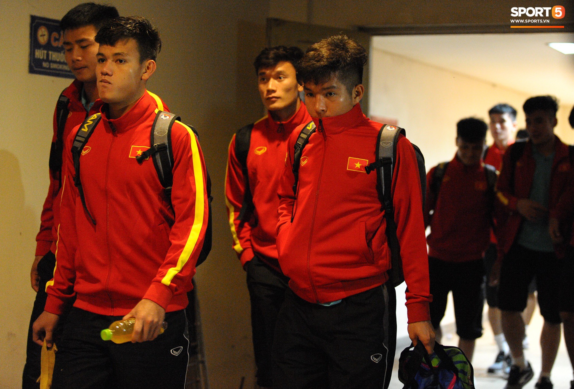 Quang Hải rớm nước mắt, tìm mẹ chia sẻ niềm vui sau chiến thắng Indonesia-15