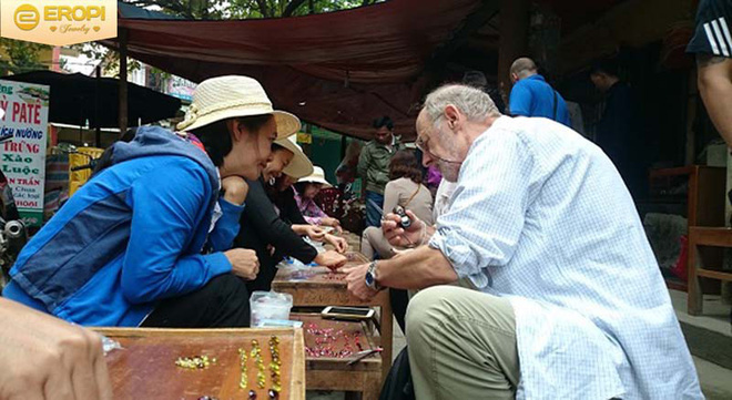 Chuyện lạ ở Việt Nam: Bán đá quý tiền tỷ tại chợ tạm ven đường-11