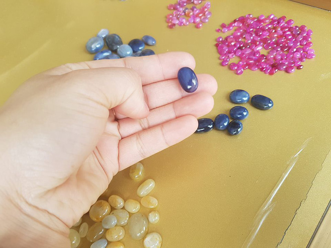 Chuyện lạ ở Việt Nam: Bán đá quý tiền tỷ tại chợ tạm ven đường-12