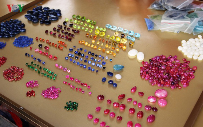 Chuyện lạ ở Việt Nam: Bán đá quý tiền tỷ tại chợ tạm ven đường-2