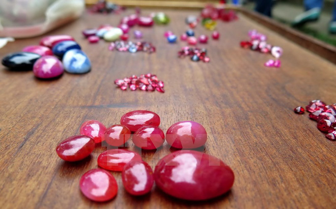 Chuyện lạ ở Việt Nam: Bán đá quý tiền tỷ tại chợ tạm ven đường-4