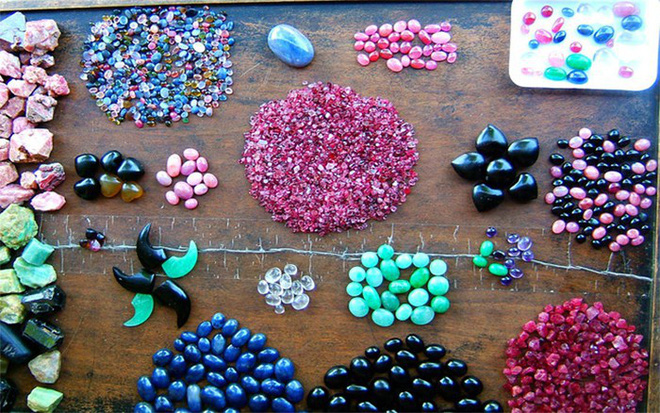 Chuyện lạ ở Việt Nam: Bán đá quý tiền tỷ tại chợ tạm ven đường-5