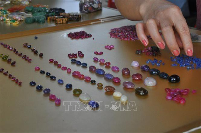 Chuyện lạ ở Việt Nam: Bán đá quý tiền tỷ tại chợ tạm ven đường-6