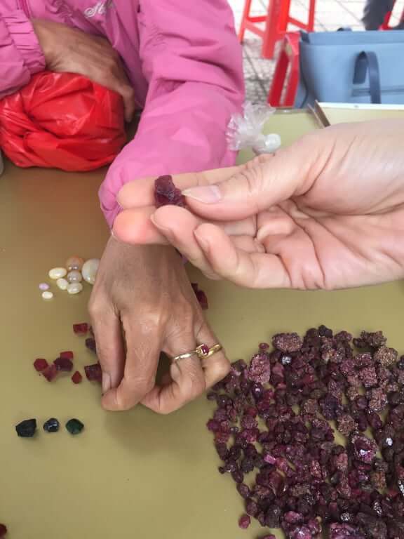 Chuyện lạ ở Việt Nam: Bán đá quý tiền tỷ tại chợ tạm ven đường-7