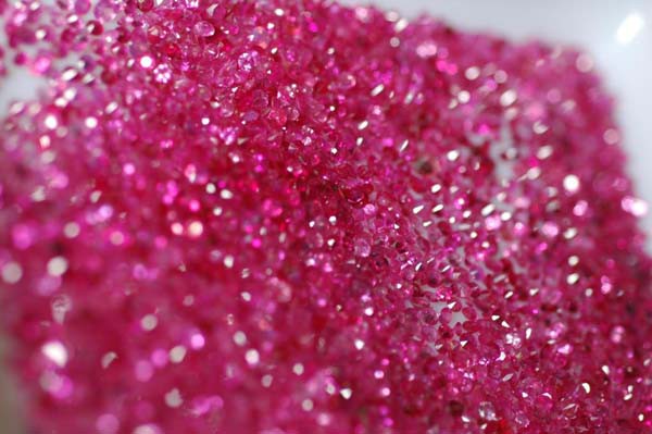 Chuyện lạ ở Việt Nam: Bán đá quý tiền tỷ tại chợ tạm ven đường-8