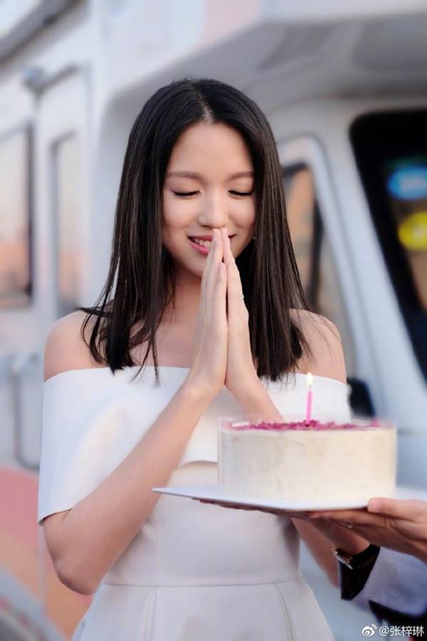 Hoa hậu thế giới Trương Tử Lâm xinh đẹp rạng ngời đón tuổi 35-1