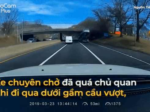 Xe chuyên chở 'quá khổ' làm vỡ ô tô mới khi qua gầm cầu