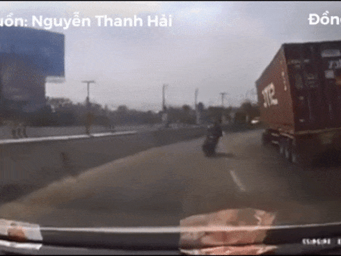 Container đâm thẳng vào xe tải đậu bên đường-1