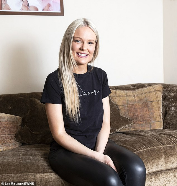 Dù đã được báo trước nhưng bà mẹ vẫn không thể tin vào mắt mình khi bác sĩ đón một đàn con trong bụng cô chào đời-1