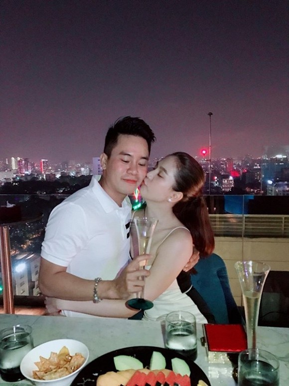 Giấu bạn trai lớn tuổi nhưng Ngọc Trinh lại công khai ôm hôn chàng trai này!-7