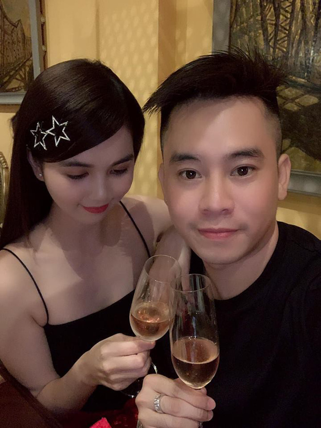 Giấu bạn trai lớn tuổi nhưng Ngọc Trinh lại công khai ôm hôn chàng trai này!-18