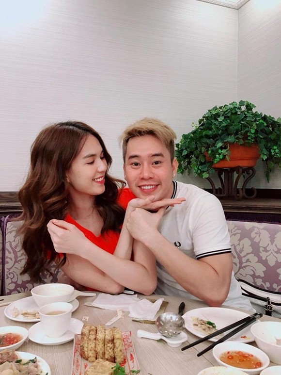 Giấu bạn trai lớn tuổi nhưng Ngọc Trinh lại công khai ôm hôn chàng trai này!-9