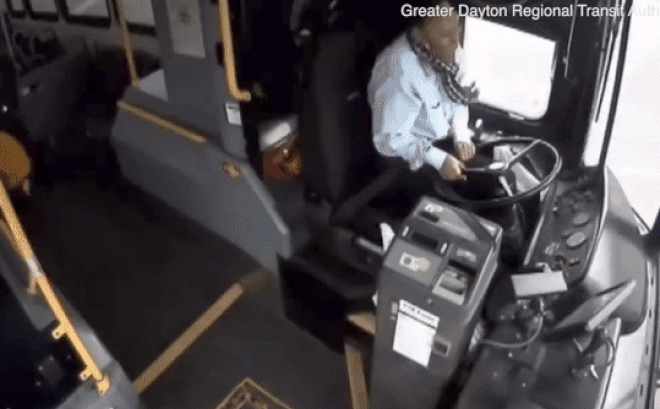 Bị ô tô đâm với tốc độ cao, hành khách trên xe buýt bay khỏi ghế ngồi-1