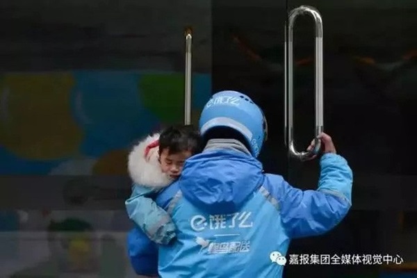 Loạt ảnh người bố đơn thân hàng ngày chở theo con gái đi ship đồ khiến cộng đồng mạng xúc động-2