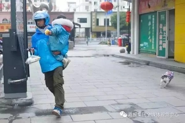 Loạt ảnh người bố đơn thân hàng ngày chở theo con gái đi ship đồ khiến cộng đồng mạng xúc động-6