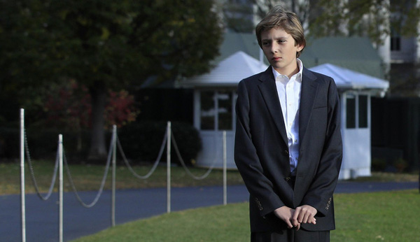 Chỉ trích cậu út nhà Tổng thống Trump thậm tệ, nữ biên kịch chương trình nổi tiếng nhận cái kết đắng ngắt-3