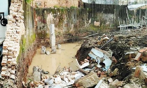 Bố đào mương nước, tường bao đổ sập con gái 8 tuổi tử vong-1