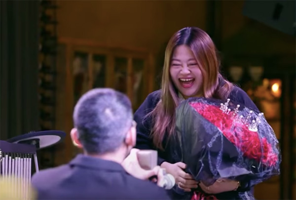Couple đũa lệch Trung Quốc: Gặp nhau khi chỉ có 3,5 triệu đồng, bên nhau qua khó khăn và lời cầu hôn cảm động-1