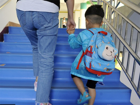 Bé trai mới 2 tuổi nhưng thường xuyên nổi nóng, hung hăng với bạn bè nguyên nhân chính bởi cha mẹ đã làm lơ thói quen mỗi tối này của bé-1