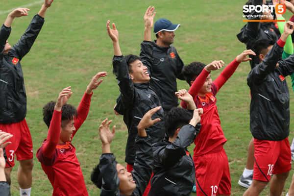 U23 Việt Nam cười giòn giã, đón vị khách đặc biệt trên sân tập-3