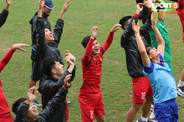 U23 Việt Nam cười giòn giã, đón vị khách đặc biệt trên sân tập-4