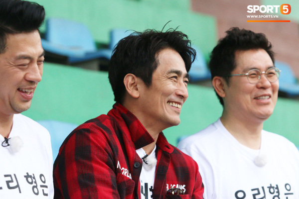 U23 Việt Nam cười giòn giã, đón vị khách đặc biệt trên sân tập-11