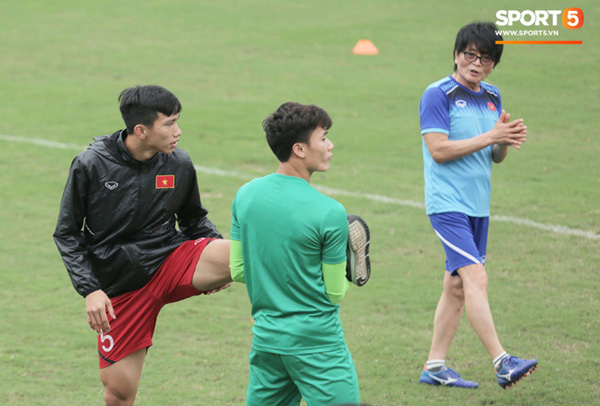 U23 Việt Nam cười giòn giã, đón vị khách đặc biệt trên sân tập-6