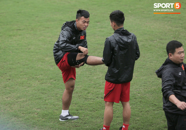 U23 Việt Nam cười giòn giã, đón vị khách đặc biệt trên sân tập-7