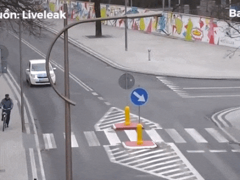 Tài xế ô tô đâm thẳng vào ông cụ đang đi xe đạp qua đường