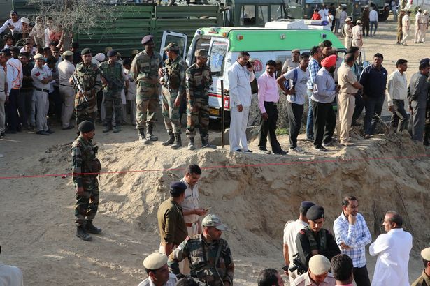 Bé trai 18 tháng tuổi rơi xuống giếng sâu 20m, hàng trăm người nỗ lực giải cứu suốt 2 ngày đêm rồi vỡ òa sung sướng khi thấy bộ dạng đứa trẻ-2